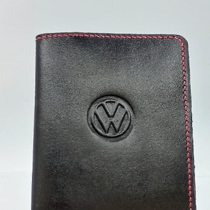 découvrez notre sélection de porte carte grise spécialement conçus pour les véhicules volkswagen. alliant style et protection, ces accessoires sont idéals pour conserver votre carte grise en toute sécurité. commandez maintenant et personnalisez votre vw avec élégance !