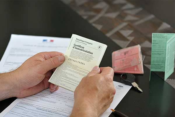 découvrez tout ce qu'il faut savoir sur les documents nécessaires pour obtenir votre carte grise. guide complet sur les étapes, les pièces requises et les démarches administratives pour immatriculer votre véhicule en toute simplicité.