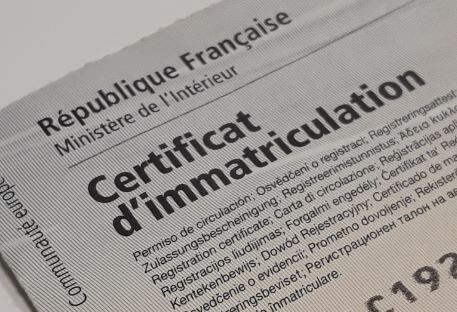 découvrez comment retrouver votre carte grise facilement et rapidement. suivez nos conseils pratiques pour obtenir un duplicata et assurez-vous de rester en conformité avec la législation routière.